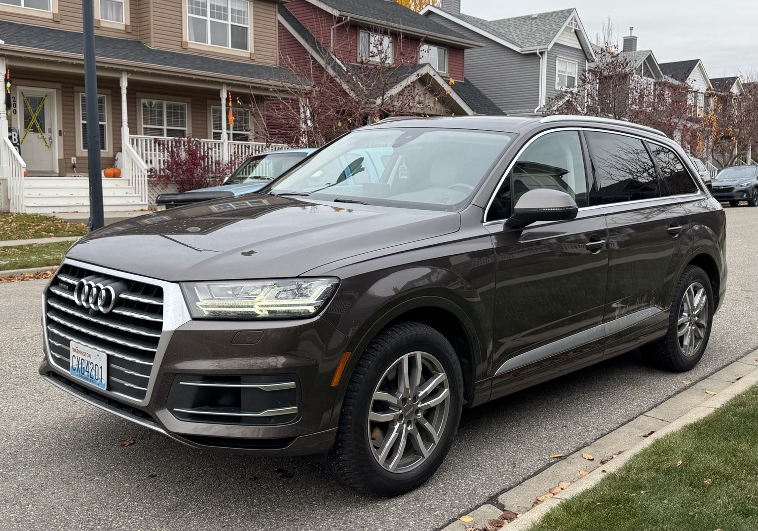 Brown Audi Q7, front three-quarter view