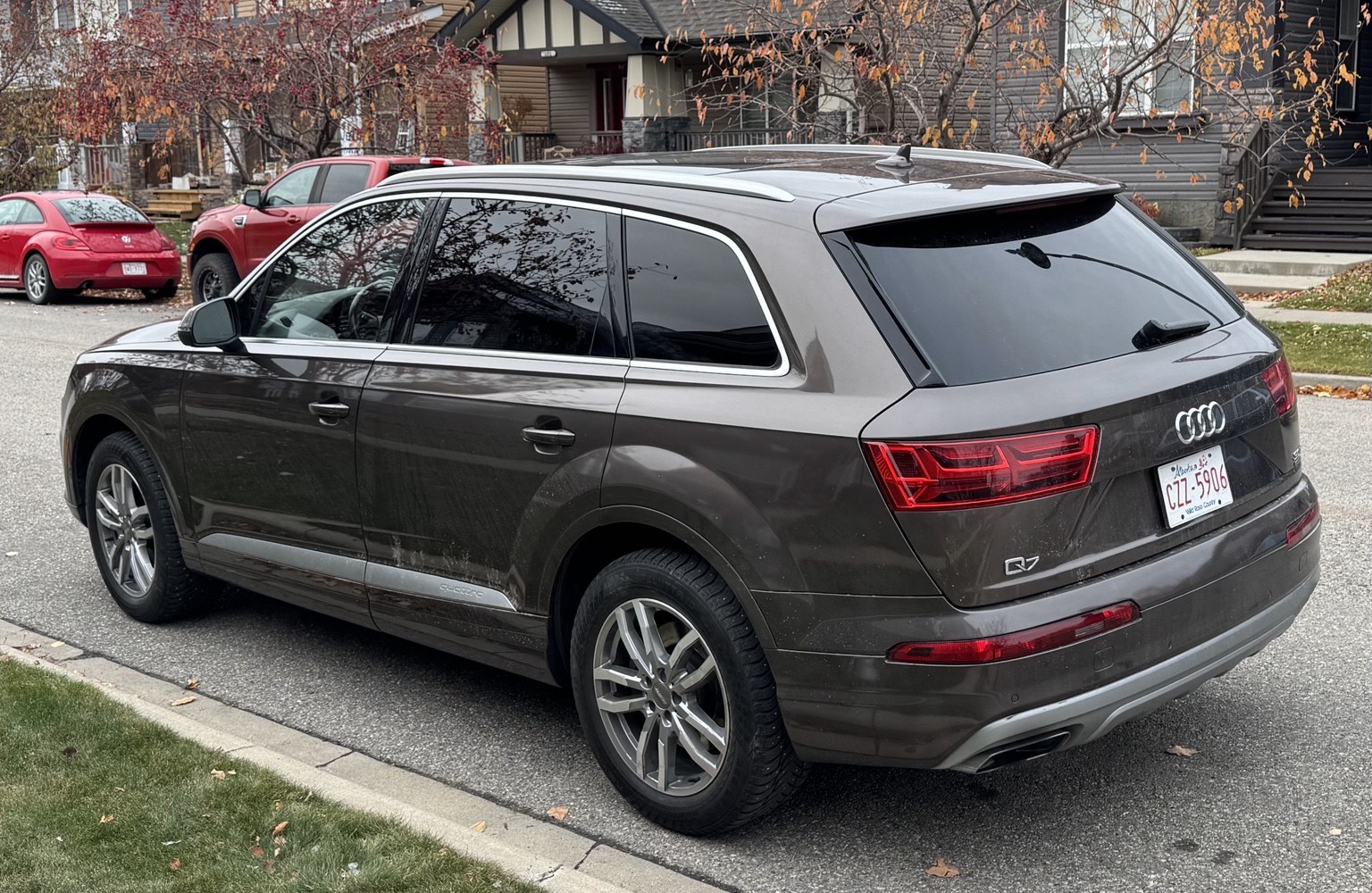 Brown Audi Q7, rear three-quarter view